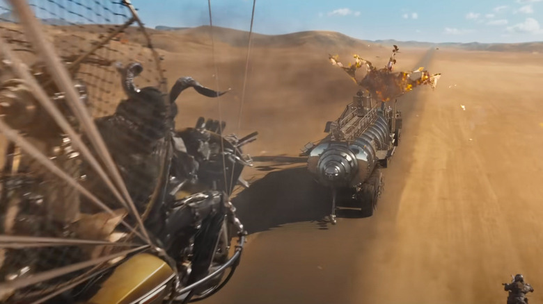 Flying vehicle chasing War Rig in Furiosa