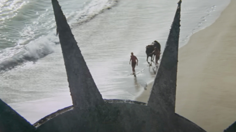 Taylor and Nova look up at the Statue of Liberty in Planet of the Apes