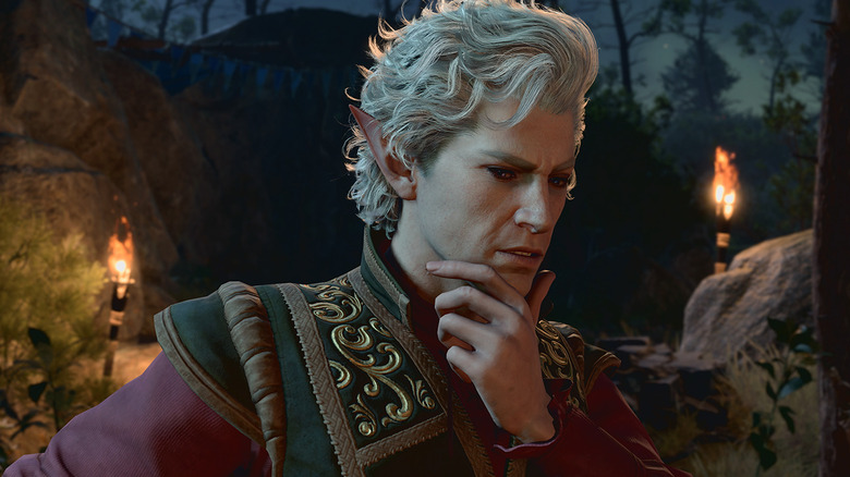 Astarion réfléchit sérieusement et se caresse le menton dans Baldur's Gate 3