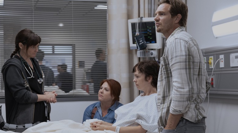 ది పిట్‌లోని రాక్సీ ఆసుపత్రి గదిలో కాస్సీ లీనా రాక్సీ మరియు పాల్