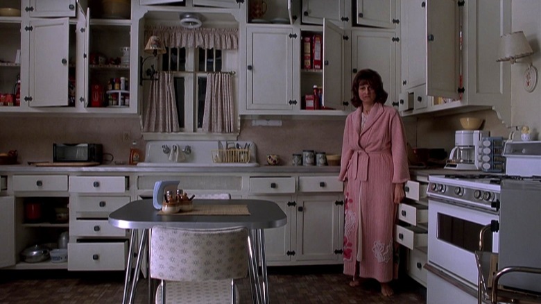 Housewife ghost scares Cole in The Sixth Sense (1999)