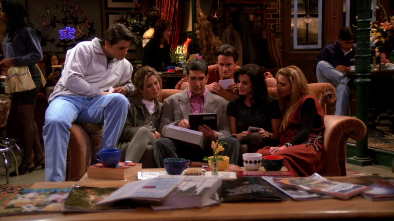Joey, Rachel, Ross, Chandler, Monica, and Phoebe gathered on a couch in Friends