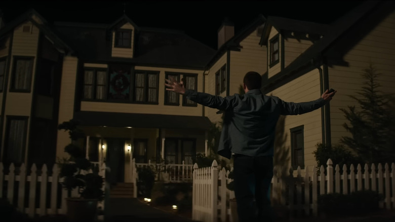 Someone standing in front of Stu's house in Scream 7
