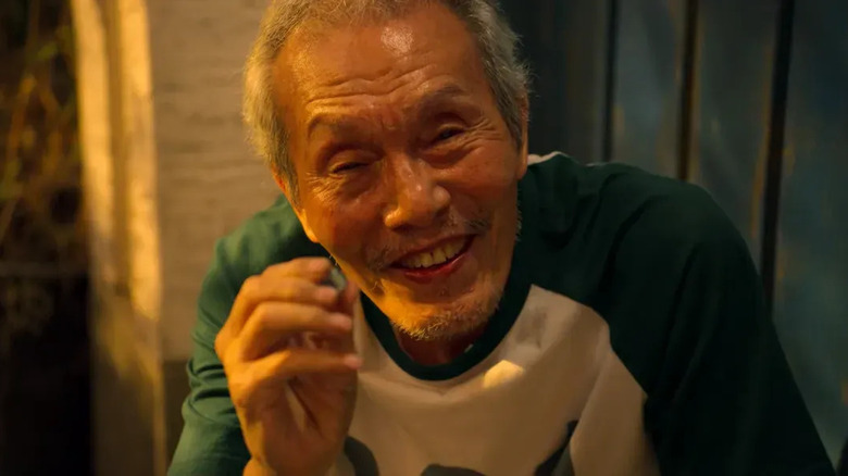O Yeong-su as Oh Il-nam smiling on Squid Game