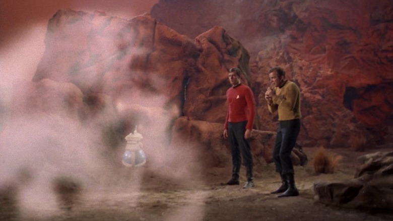 Kirk dan Garrovick menatap makhluk cloud di Star Trek.