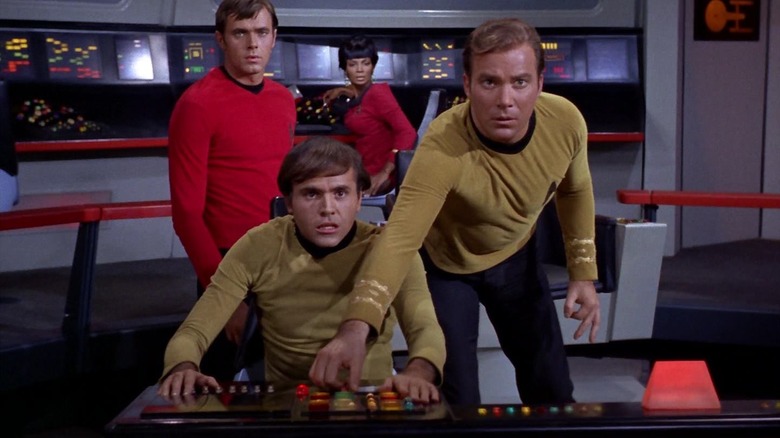 Kirk menggunakan kontrol helm Chekov di Star Trek.