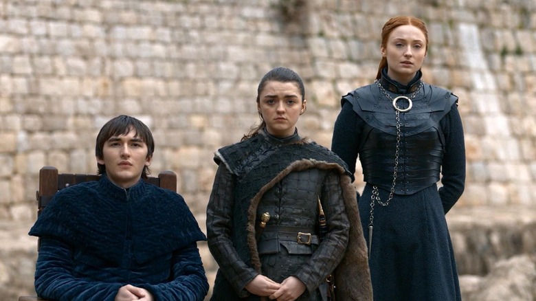 பிரான், ஆர்யா மற்றும் சான்சா ஸ்டார்க் கேம் ஆஃப் த்ரோன்ஸில் ஒன்றாக நிற்கிறார்கள்