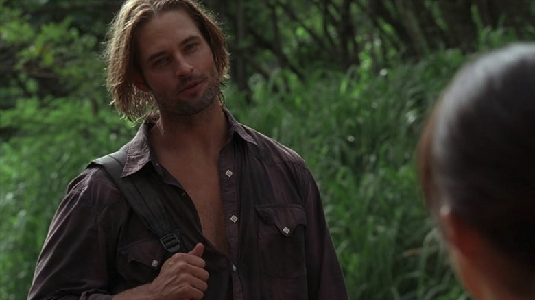 Sawyer com uma mochila pendurada no ombro na selva, conversando com Ana Lucia em Lost