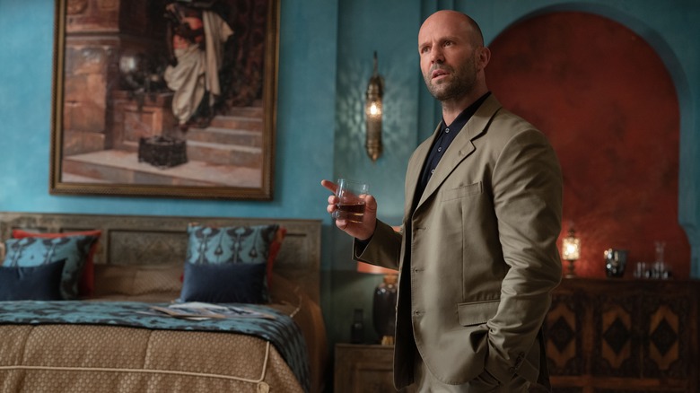 Orson Fortune (Jason Statham) in Operation Fortune: Ruse de Guerre