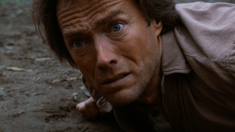 ది అవుట్‌లా జోసీ వేల్స్‌లో భయంతో చూస్తూ నేలపై పడుకున్న జోసీ వేల్స్