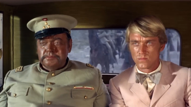 Coronel Carrosco y Dr. Henry Price en un auto en Tepepa
