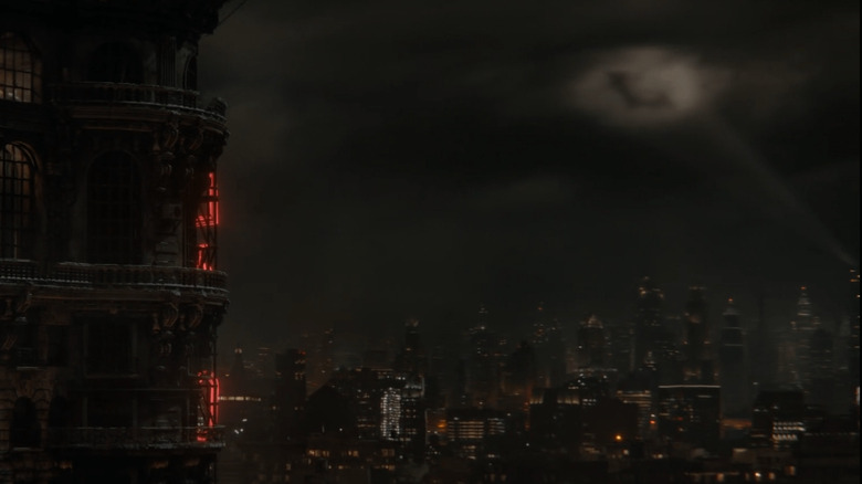 La Batiseñal ilumina el horizonte de Gotham City en la escena final de The Penguin