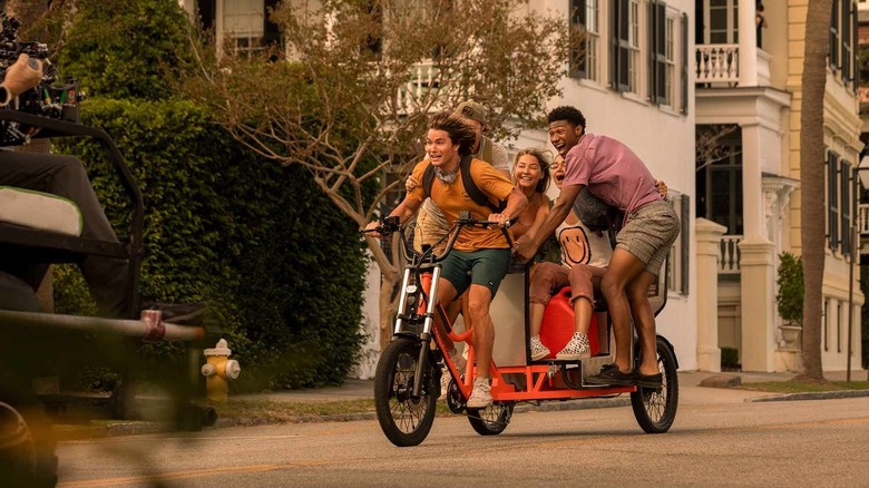 Chase Stokes, Madelyn Cline, Jonathan Daviss, and Madison Bailey in Outer Banks