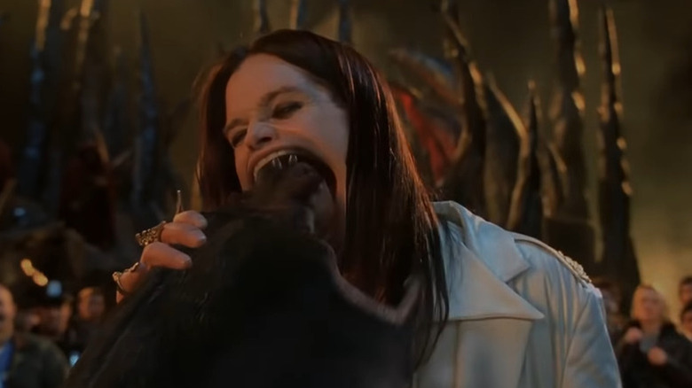 Ozzy mordiendo la cabeza de un murciélago en "Little Nicky"