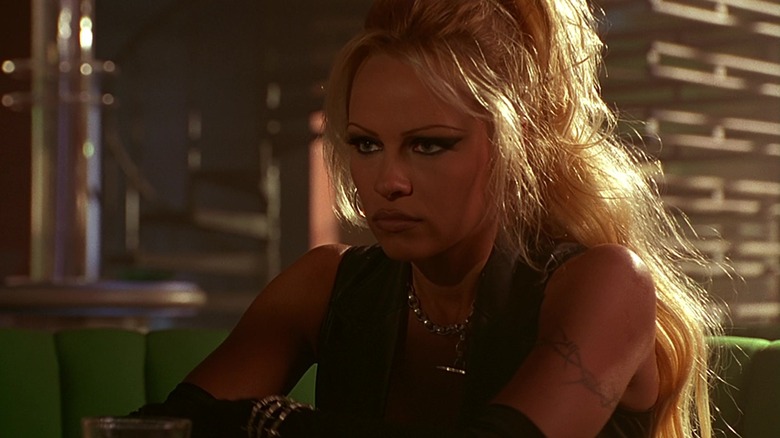 Barb duduk di gerai restorant di Barb Wire
