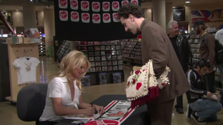 Borat (Sacha Baron Cohen) approaches Pamela Anderson for an autograph, and a kidnapping.