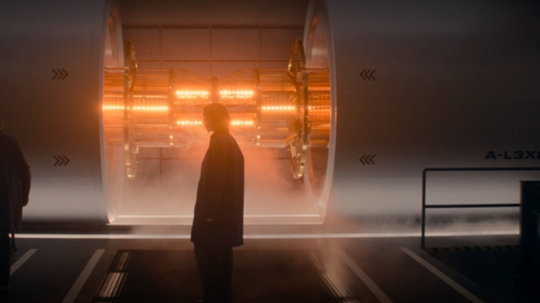 పారడైజ్‌లోని సూపర్‌కంప్యూటర్ అలెక్స్ ముందు సినాత్రా నిలబడి ఉంది