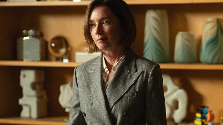 ప్యారడైజ్‌లో ఆఫ్‌స్క్రీన్‌లో ఉన్న డాక్టర్ తోరాబితో మాట్లాడుతున్నప్పుడు సినాత్రా నవ్వుతోంది