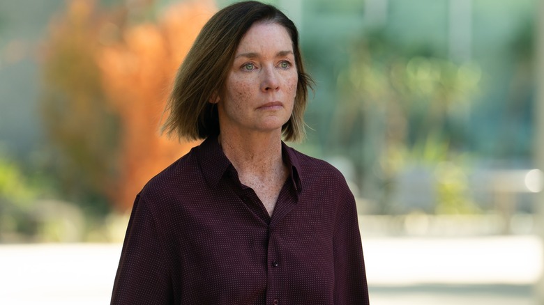 సినాత్రా స్వర్గంలో దూరం వైపు చూస్తున్నప్పుడు నిబ్బరంగా కనిపిస్తోంది