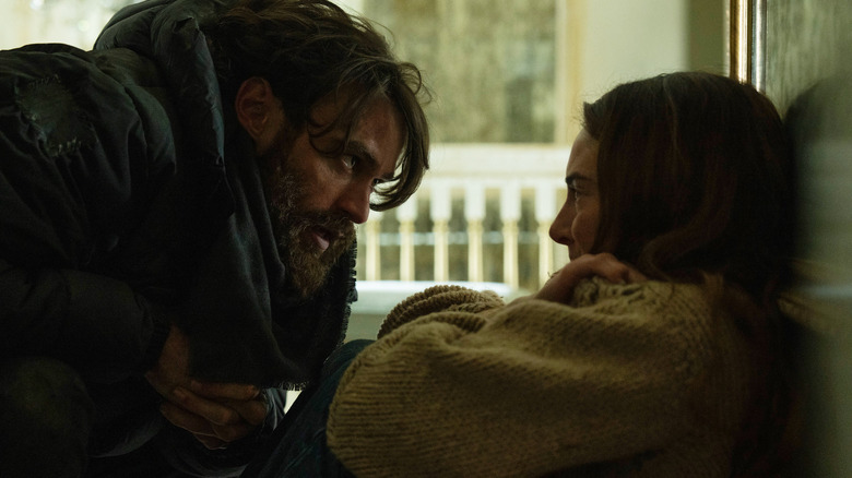 थॉमस डोहर्टी लिंकच्या रूपात खाली झुकत आहे आणि पॅराडाईझ सीझन 2 मधील ॲनी म्हणून शैलेन वुडलीकडे पाहत आहे