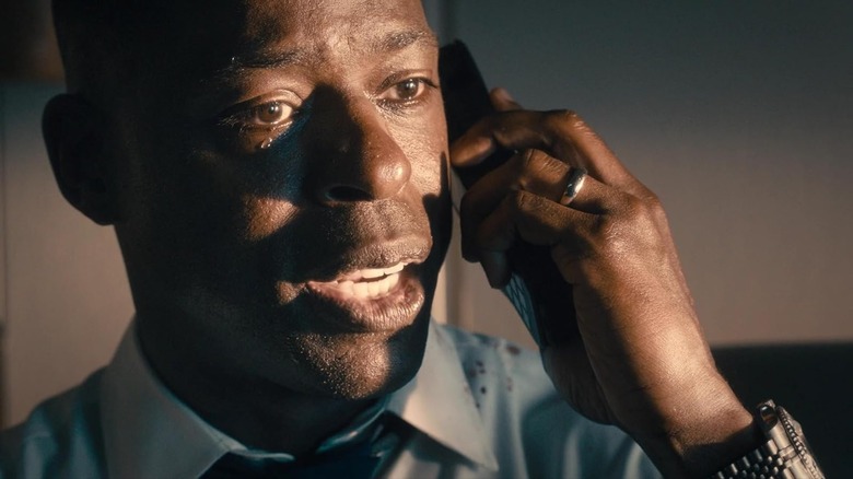 Sterling K. Brown als Xavier die huilt terwijl hij aan het telefoneren is in Paradise