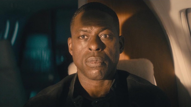 Sterling K. Brown dans le rôle de Xavier assis dans le cockpit d'un avion au Paradis