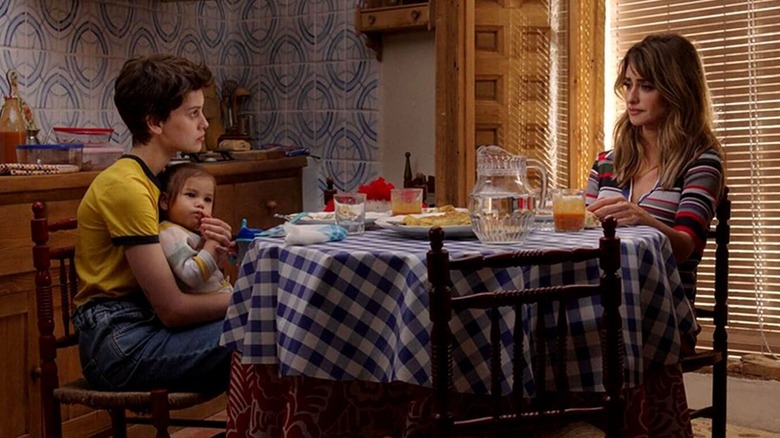 Milena Smit and Penélope Cruz at a table in Parallel Mothers