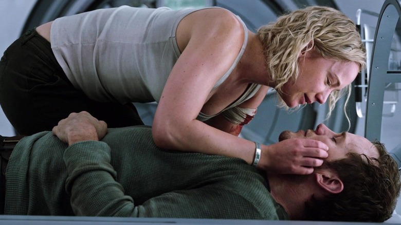 Aurora cries over Jim in Passengers (2016)