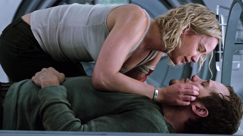 Aurora cries over Jim in Passengers (2016)