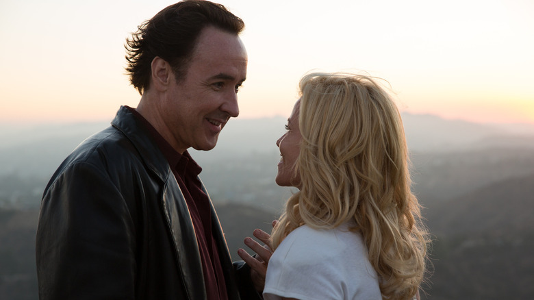 John Cusack como Brian Wilson le sonríe a Elizabeth Banks como Melinda Leadbetter en Love & Mercy