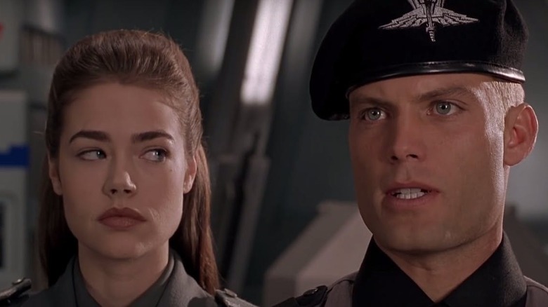Casper Van Dien and Denise Richards in Starship Troppers