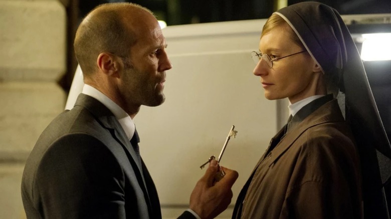 Joey hands sister Cristina a key to sister Cristina in Kolibri