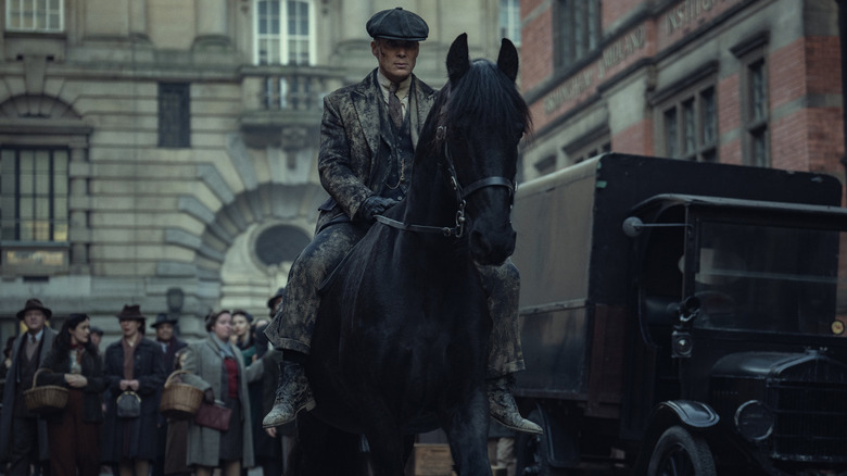 டாமி ஷெல்பி பீக்கி ப்ளைண்டர்ஸில் பர்மிங்காம் தெருக்களில் குதிரையில் சவாரி செய்கிறார்: தி இம்மார்டல் மேன்