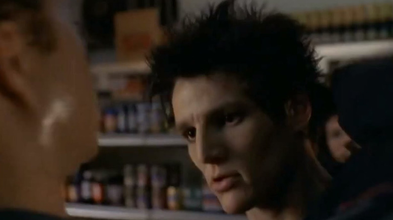 ఎర్త్ వర్సెస్ ది స్పైడర్‌లోని కన్వీనియన్స్ స్టోర్‌లో గోత్ గైగా పెడ్రో పాస్కల్