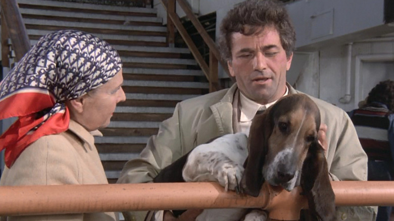 Peter Falk como Columbo carregando cachorro o cachorro no Columbo