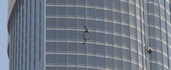 tom cruise standing on burj khalifa