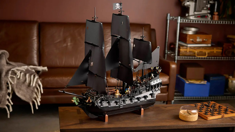 Lego black pearl of the pirates of the Caribbean placed on the table