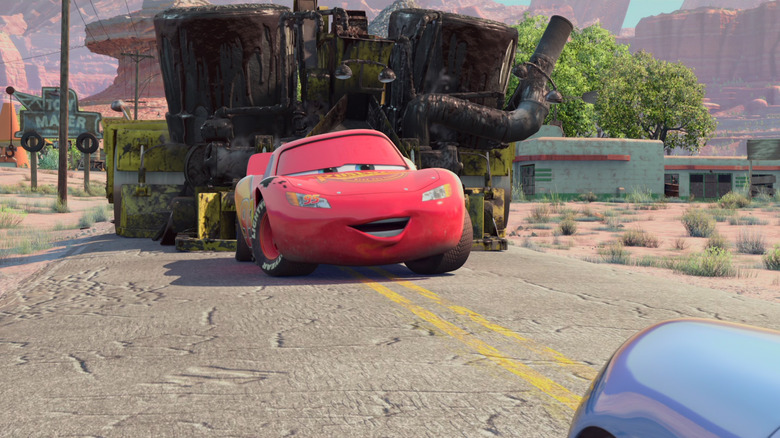 Lightning McQueen Towing Astarring Machine in cars.
