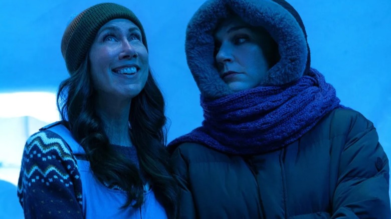 Pluribus - flashback naar Helen en Carol in een Noors hotel