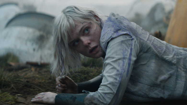 Thia crawling on the ground on Genna in Predator: Badlands