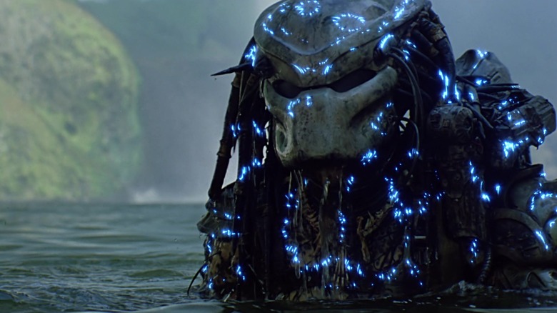 O Predator submerso na água no Predator de 1987