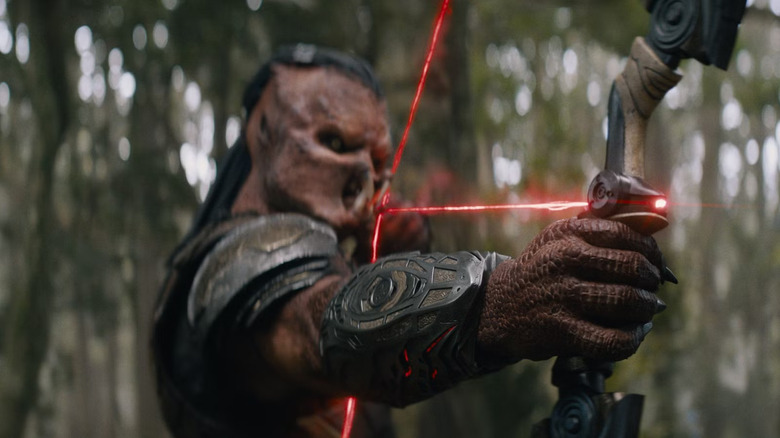 Dek pointing an arrow in Predator: Badlands