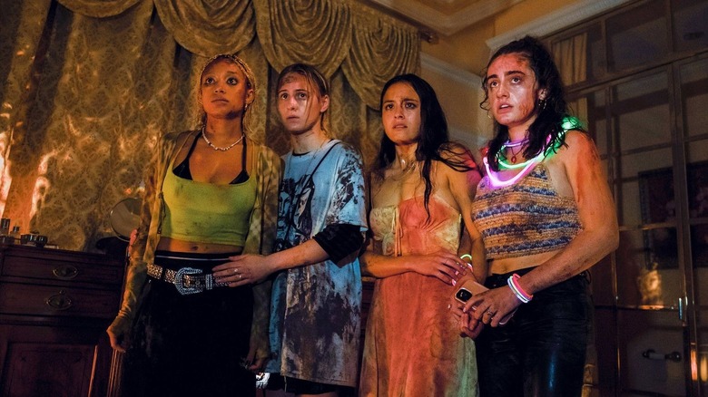 Sophie Bee Emma dan Alice berlumuran darah berdiri ketakutan di ruang tamu di Bodies Bodies Bodies