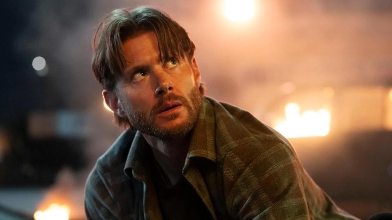 Jenson Ackles as Detective Mark Meachum looking up in concern on Countdown