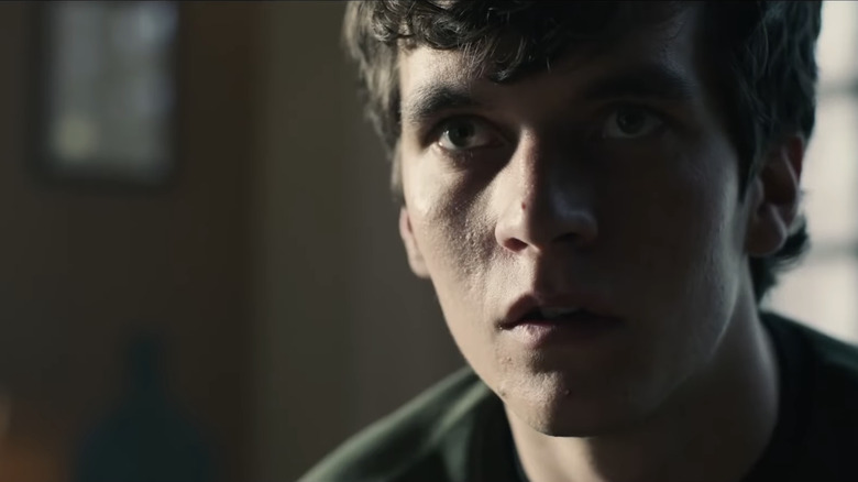 Stefan Butler de Fionn Whitehead est vu en gros plan dans l'épisode Bandersnatch de Black Mirror