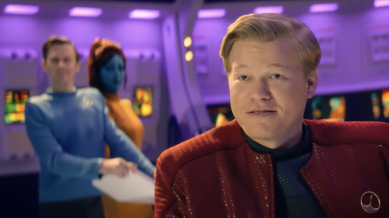 Robert Daly de Jesse Plemons est assis dans la salle de contrôle de l'USS Callister dans Black Mirror