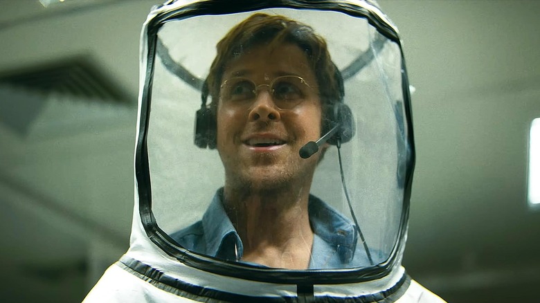 Ryan Gosling dans le rôle de Ryland Grace souriant dans une combinaison de protection contre les matières dangereuses dans Project Hail Mary