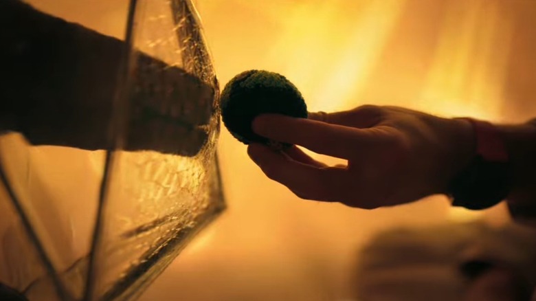 रायन गॉसलिंग रायलँड ग्रेसच्या भूमिकेत हेल मेरी प्रोजेक्टमध्ये रॉकीला पृथ्वीची हॅकी सॅक सोपवत आहे