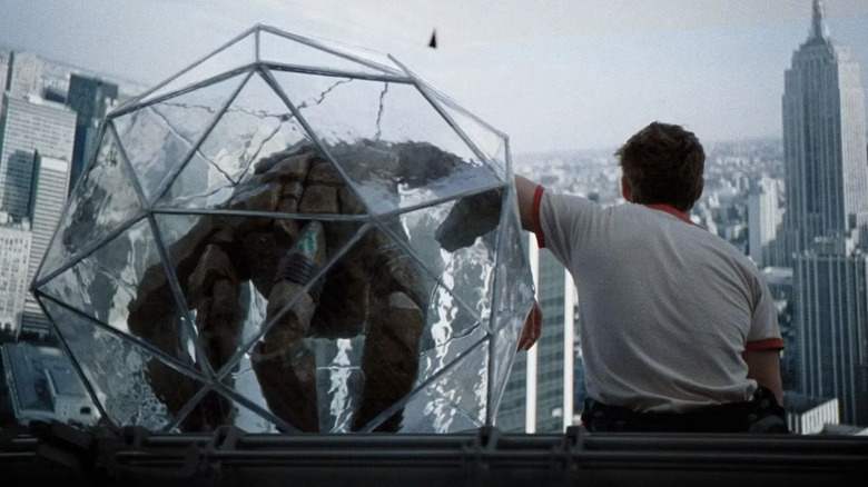 ప్రాజెక్ట్ హేల్ మేరీలో వర్చువల్ NYC స్కైలైన్‌లో రాకీ మరియు గ్రేస్ తీసుకున్నారు