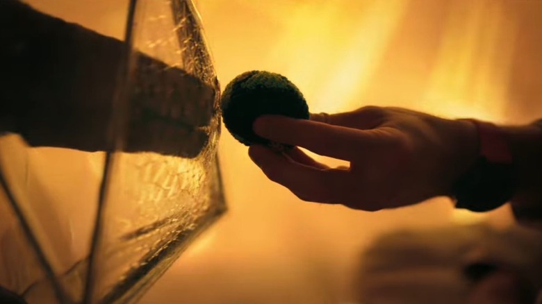 ப்ராஜெக்ட் ஹெயில் மேரியில் ராக்கிக்கு ஒரு எர்த் ஹேக்கி சாக்கைக் கொடுக்கும் ரைலாண்டாக ரியான் கோஸ்லிங்